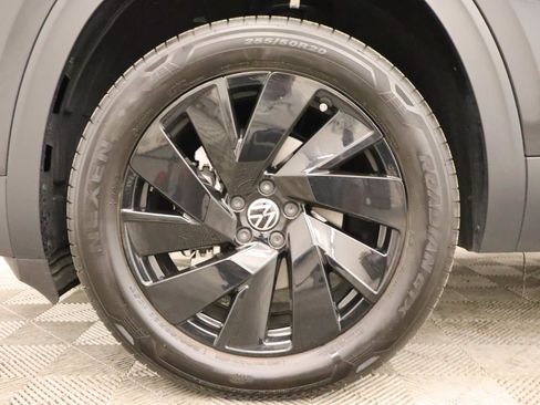 Certified 2026 Volkswagen Atlas SE w/ Black Wheel Package FWD image 7