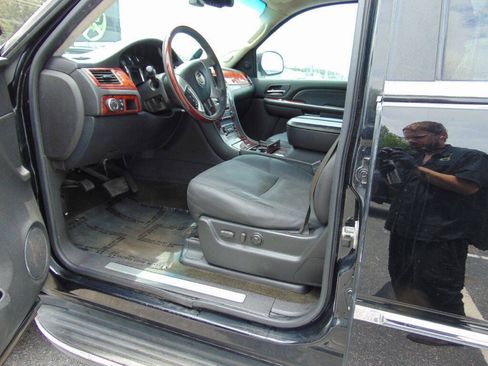 Used 2007 Cadillac Escalade EXT w/ Information Package AWD/4WD image 10