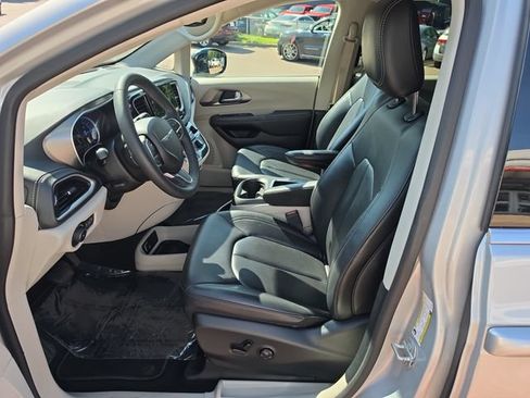 Used 2024 Chrysler Pacifica Limited FWD image 9