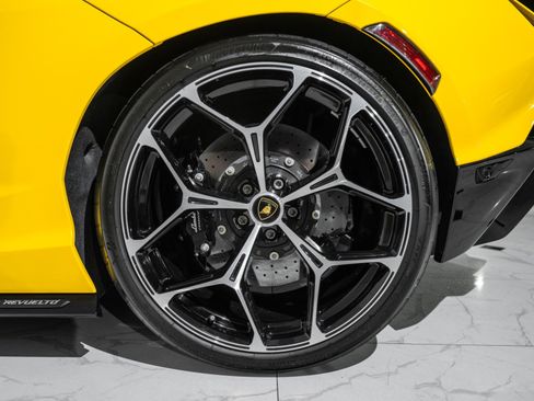 Used 2024 Lamborghini Revuelto image 13
