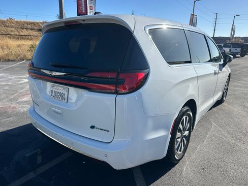 Used 2023 Chrysler Pacifica Touring-L FWD image 4