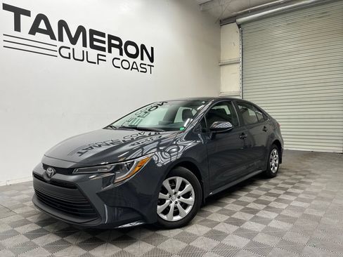 Used 2025 Toyota Corolla LE FWD image 2