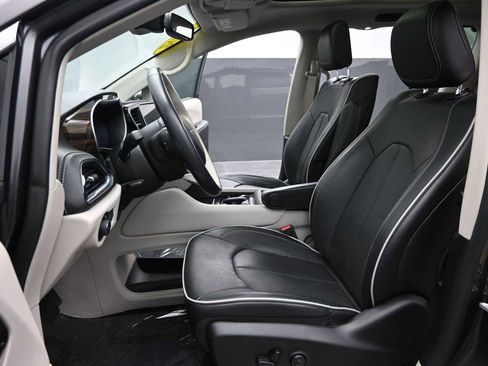 Used 2021 Chrysler Pacifica Limited w/ Uconnect Theater Family Group image 15