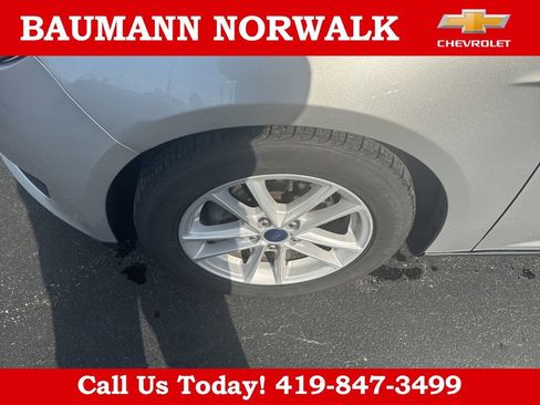 Used 2018 Ford Focus SE FWD image 3