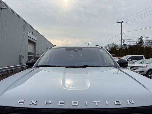 Used 2025 Ford Expedition Platinum image 27