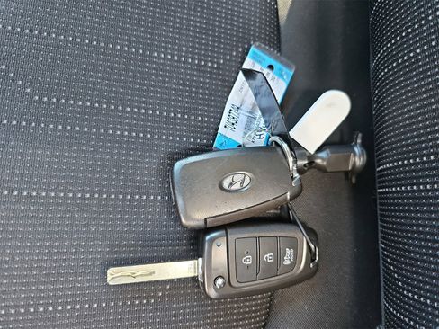 Certified 2022 Hyundai Venue SE image 38