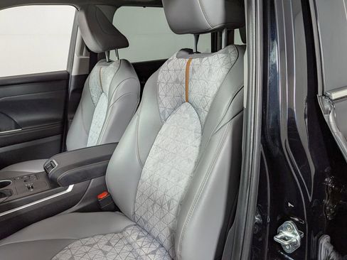 Used 2023 Toyota Highlander Bronze Edition image 23