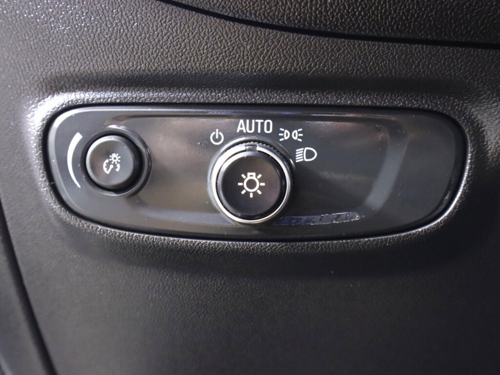 Used 2022 Chevrolet Equinox LS w/ Driver Confidence II Package AWD/4WD image 10