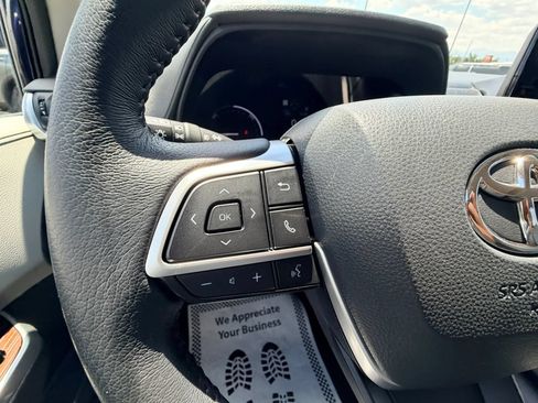 Used 2022 Toyota Sienna XLE w/ XLE Plus Package AWD/4WD image 12