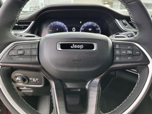 New 2025 Jeep Grand Cherokee Limited w/ Black Appearance Package image 16