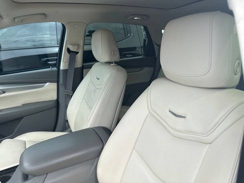 Used 2018 Cadillac XT5 Luxury w/ Driver Awareness Package FWD image 3