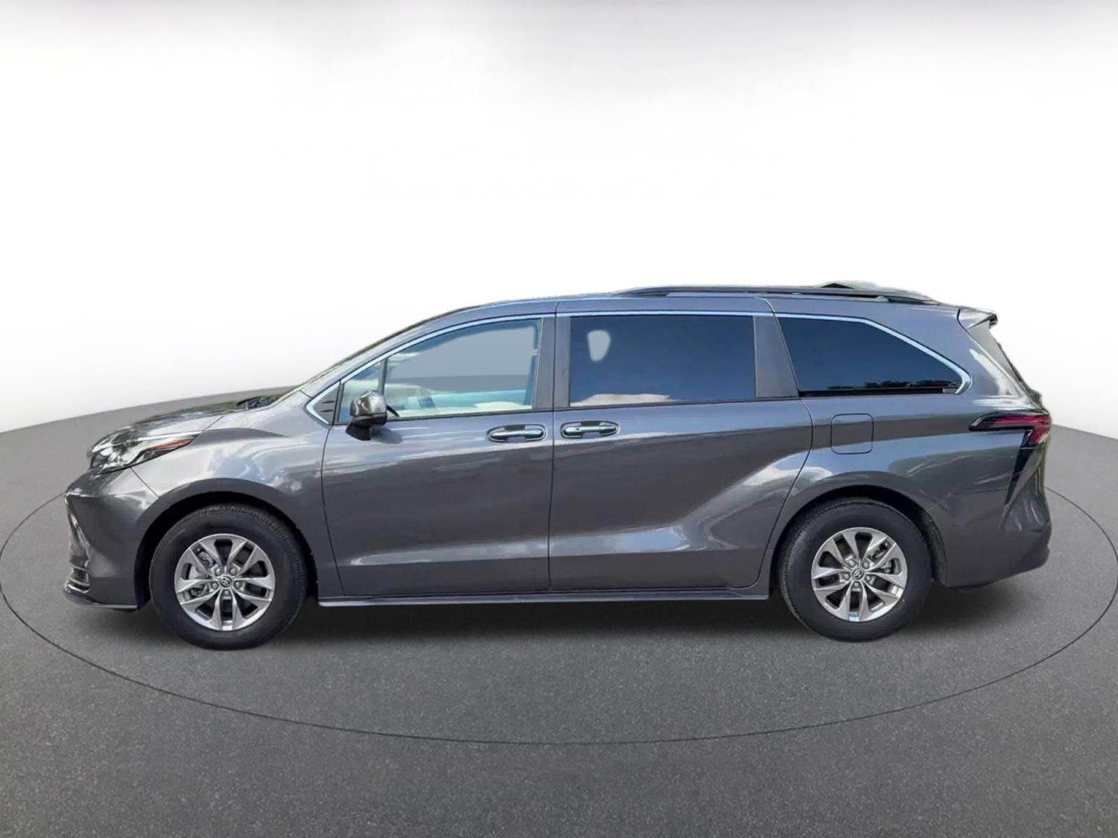 Used 2025 Toyota Sienna XLE FWD image 8