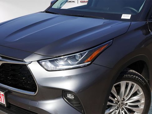 Used 2025 Toyota Highlander Platinum image 3