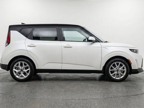 Used 2025 Kia Soul LX w/ LX Technology Package FWD image 11