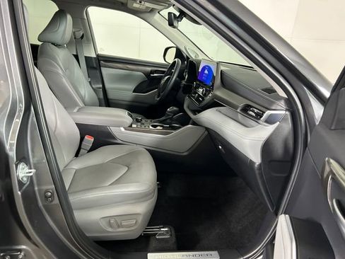 Used 2024 Toyota Highlander Limited image 29