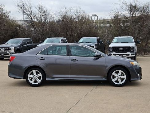 Used 2014 Toyota Camry SE image 4