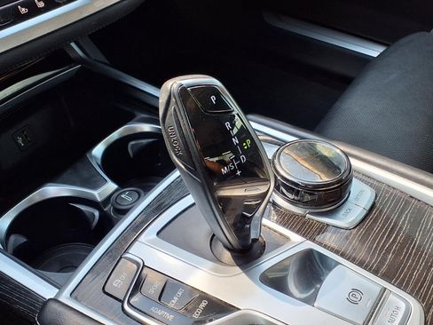 Used 2019 BMW 750i w/ Executive Package RWD image 19
