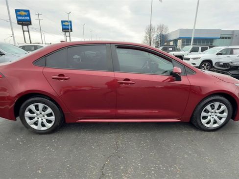 Used 2022 Toyota Corolla LE image 9