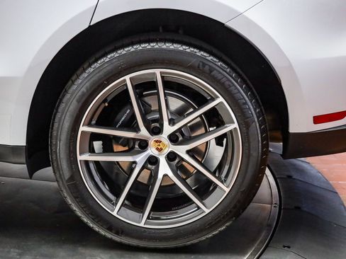 Certified 2026 Porsche Macan AWD/4WD image 9