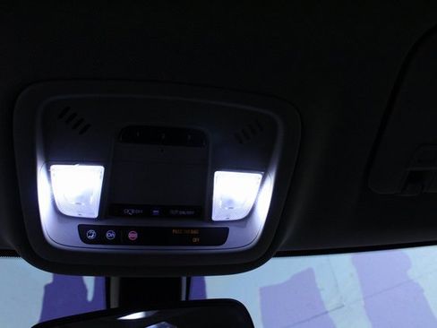 Used 2018 Chevrolet Traverse LT image 18