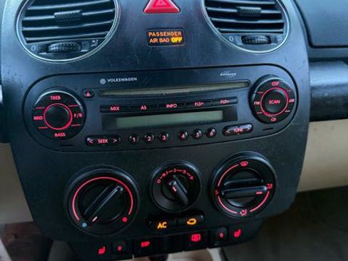 Used 2006 Volkswagen Beetle Convertible w/ Package 2 FWD image 10