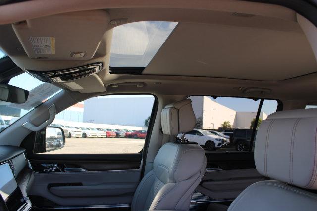 Used 2023 Jeep Grand Wagoneer L 4WD w/ Flexible Seating Group image 38