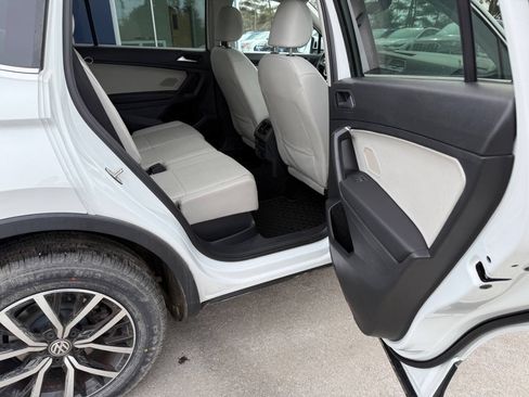 Used 2021 Volkswagen Tiguan SE w/ Panoramic Sunroof Package AWD/4WD image 11