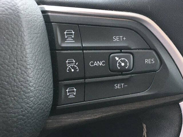 Used 2023 Jeep Grand Cherokee Limited AWD/4WD image 11