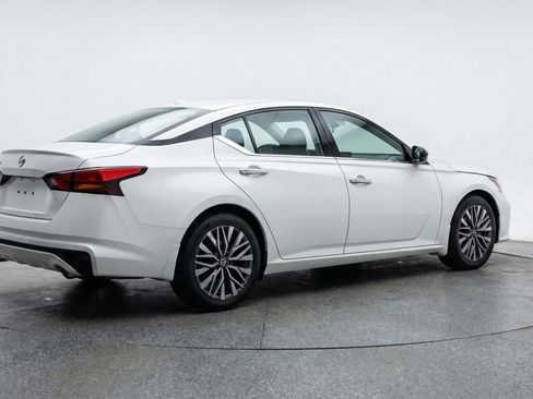 Used 2025 Nissan Altima 2.5 SV image 9