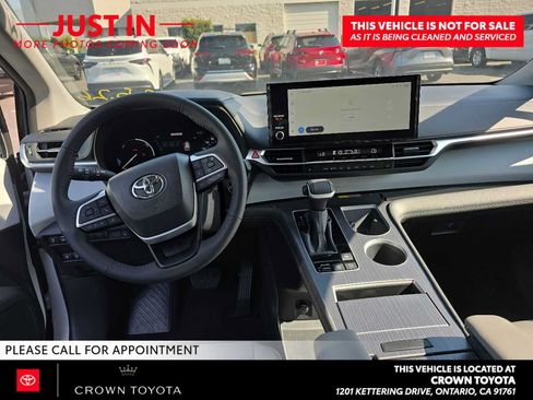 Used 2026 Toyota Sienna XLE FWD image 7