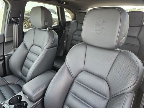Certified 2025 Porsche Macan image 6