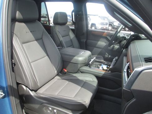 Used 2025 GMC Yukon Denali w/ Sun & Power Step Package AWD/4WD image 26
