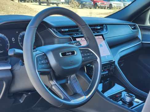 New 2025 Jeep Grand Cherokee Limited w/ Black Appearance Package AWD/4WD image 22