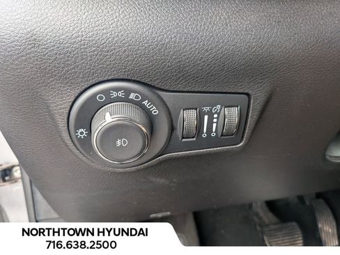 Used 2024 Jeep Compass Latitude image 27