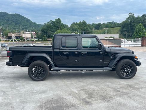 Used 2021 Jeep Gladiator Overland AWD/4WD image 2