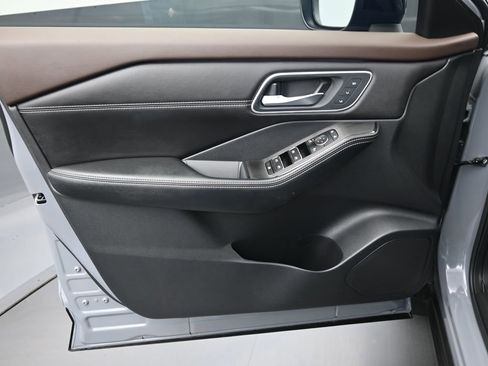 Used 2023 Nissan Rogue Platinum image 16