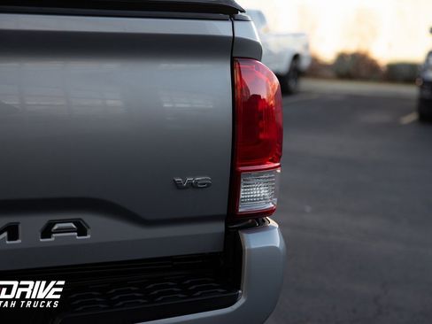 Used 2016 Toyota Tacoma SR5 w/ Towing Package image 11