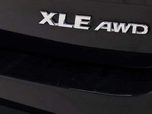 Used 2019 Toyota Highlander XLE AWD/4WD image 17