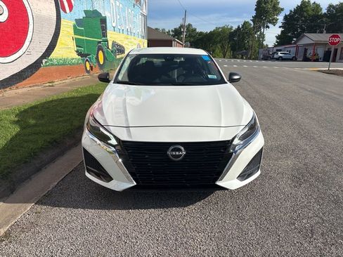 Used 2024 Nissan Altima 2.5 SV FWD image 11