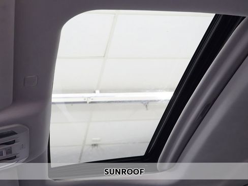 Used 2021 Toyota Highlander XLE image 4