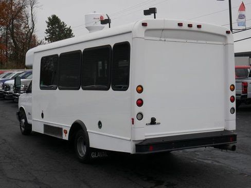 Used 2014 Chevrolet Express 4500 w/ Shuttle Bus Package RWD image 7