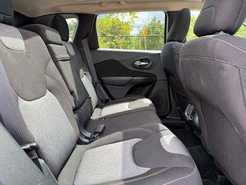 Used 2014 Jeep Cherokee Latitude w/ Comfort/Convenience Group AWD/4WD image 11