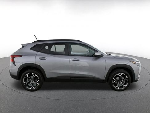 Used 2025 Chevrolet Trax LT w/ LT Convenience Package FWD image 10