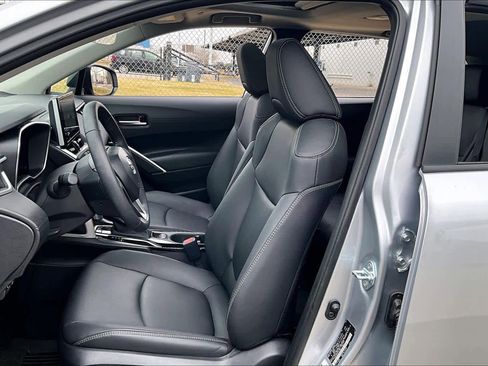 Used 2025 Toyota Corolla Cross XLE w/ Convenience Package image 8