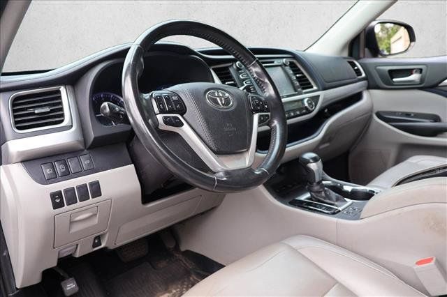 Used 2019 Toyota Highlander XLE AWD/4WD image 12