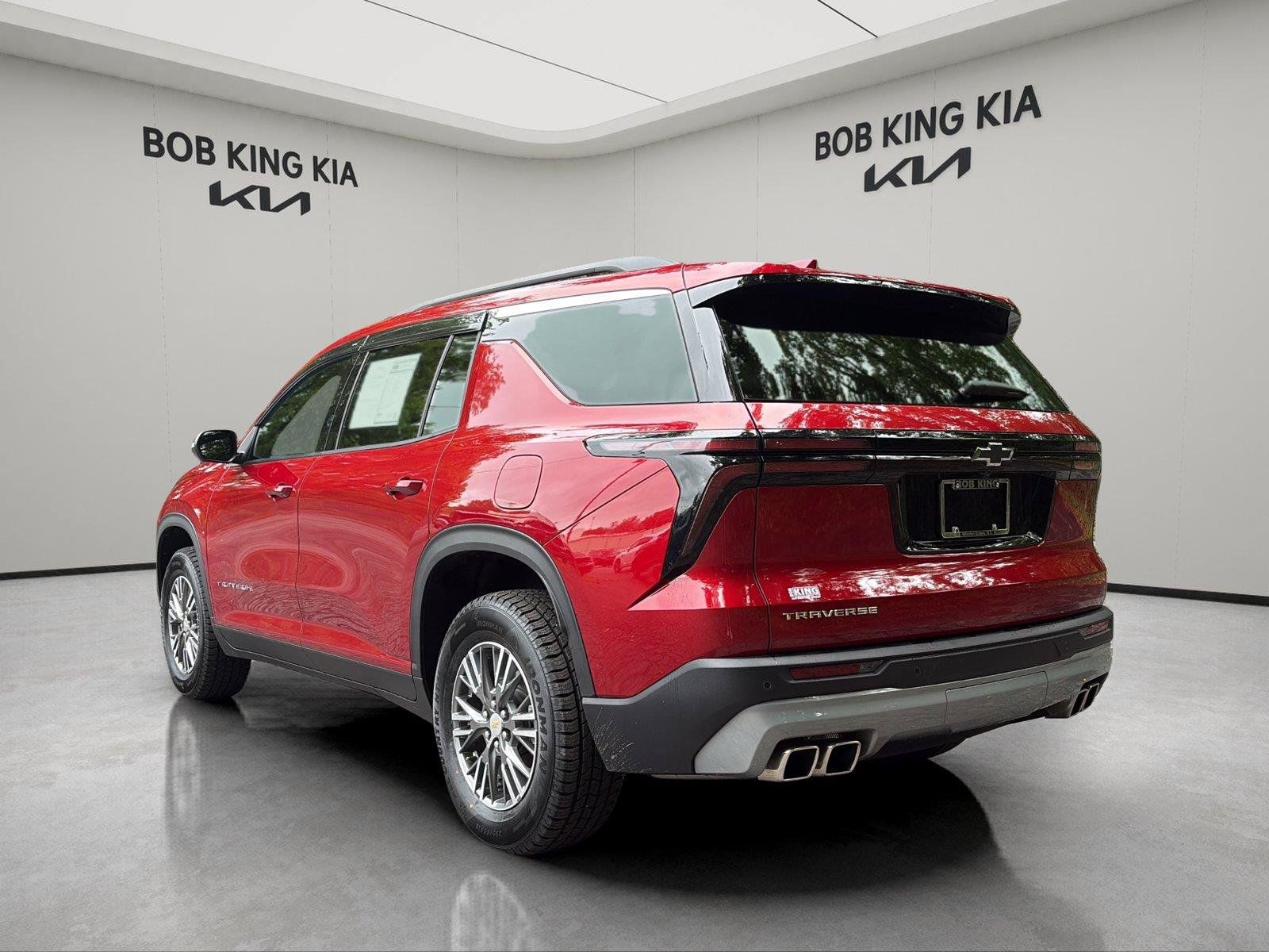Used 2026 Chevrolet Traverse LT w/ LPO, Floor Liner Package FWD image 3