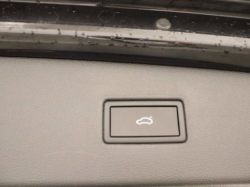 Used 2022 Volkswagen Tiguan SE R-Line image 19