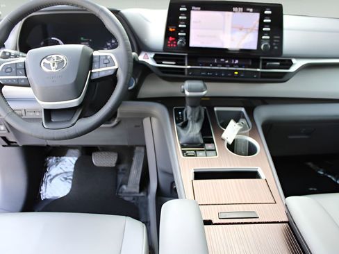 Used 2021 Toyota Sienna XLE w/ XLE Plus Package FWD image 9