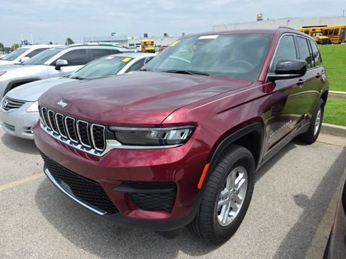 Used 2025 Jeep Grand Cherokee Laredo AWD/4WD image 1