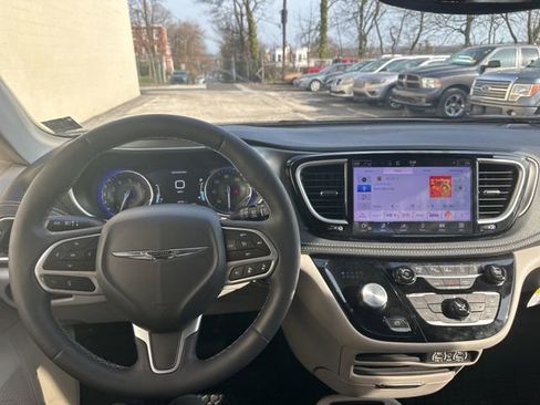 Used 2023 Chrysler Pacifica Touring-L image 24